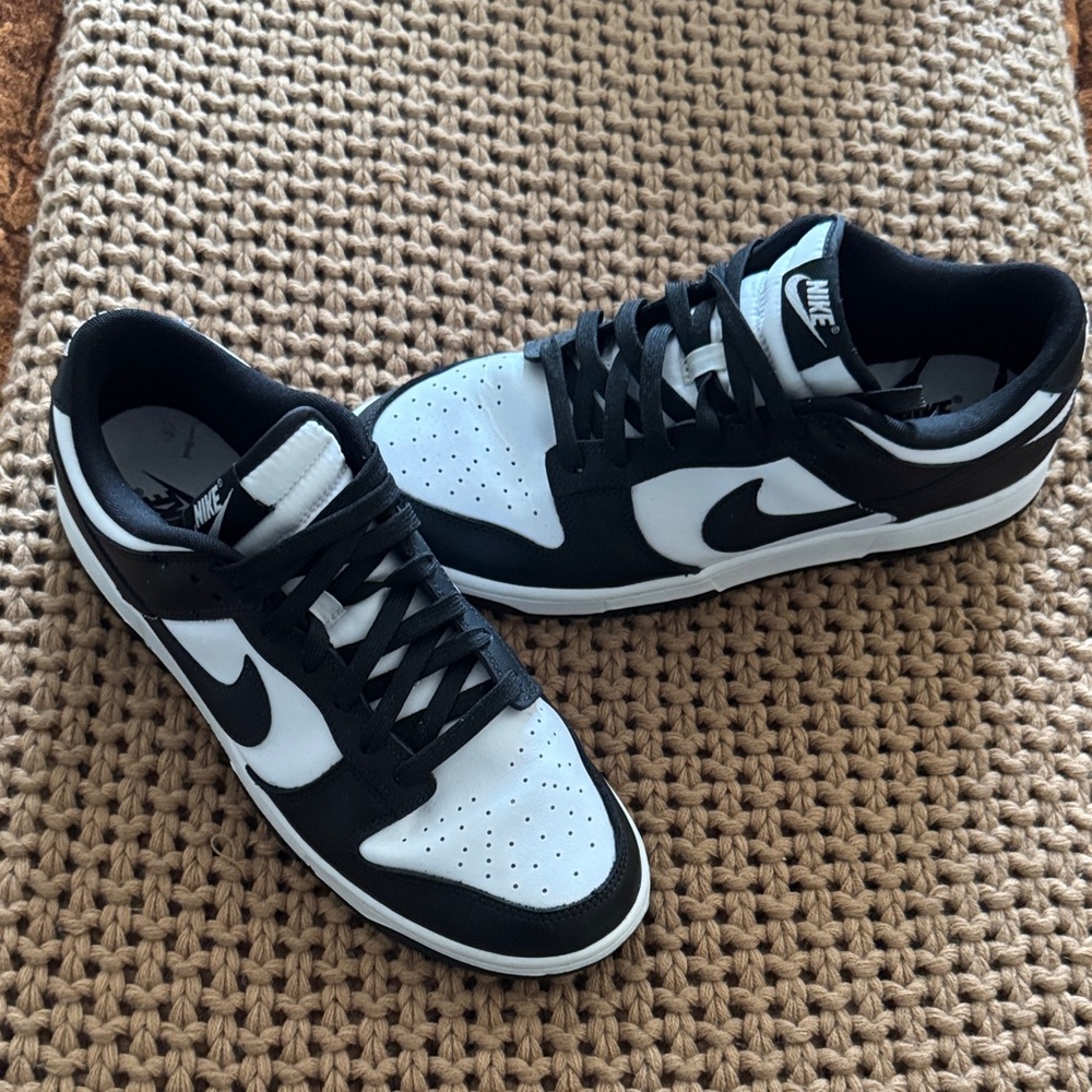 Nike Men's Black and White Low-Top Sneakers